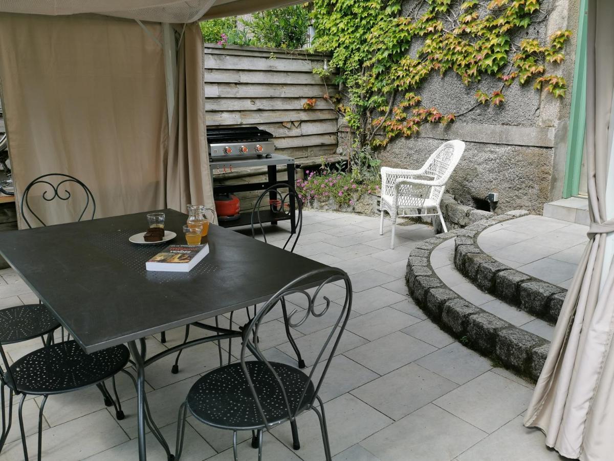 Logis Des Douves Bed & Breakfast Tiffauges Exterior photo