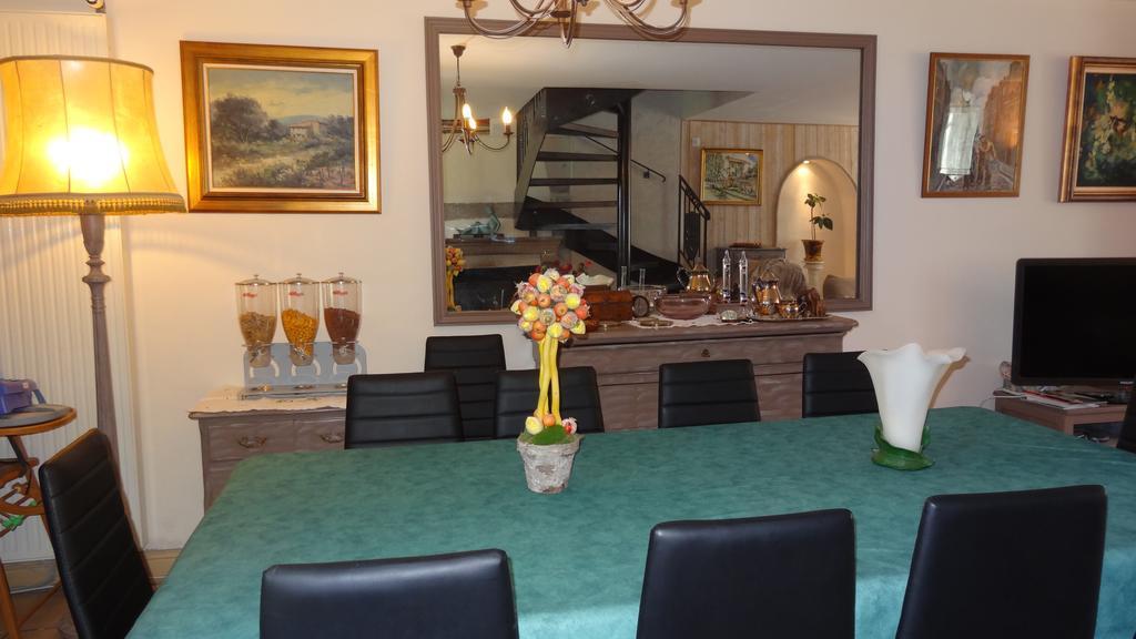 Logis Des Douves Bed & Breakfast Tiffauges Exterior photo