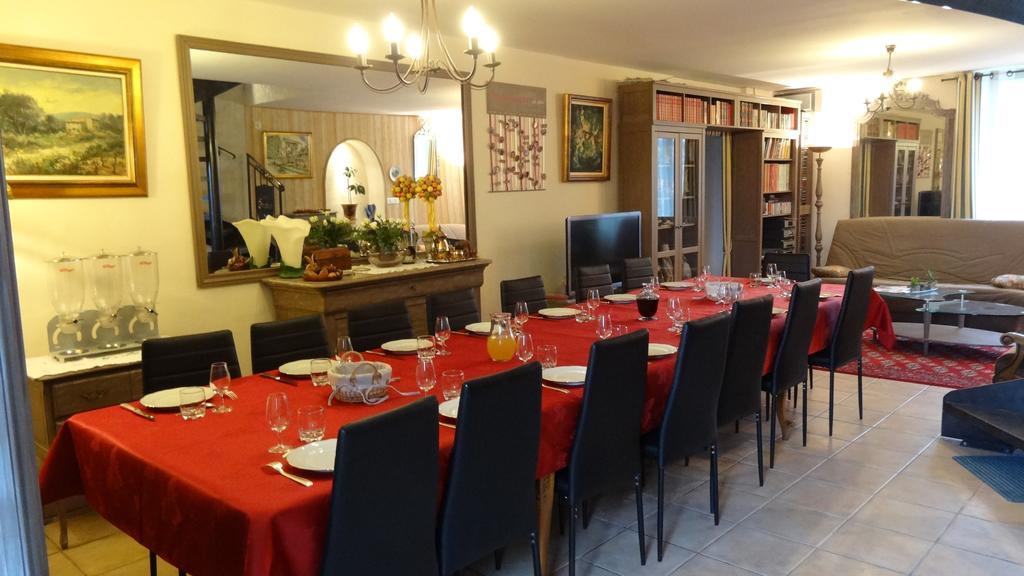 Logis Des Douves Bed & Breakfast Tiffauges Exterior photo