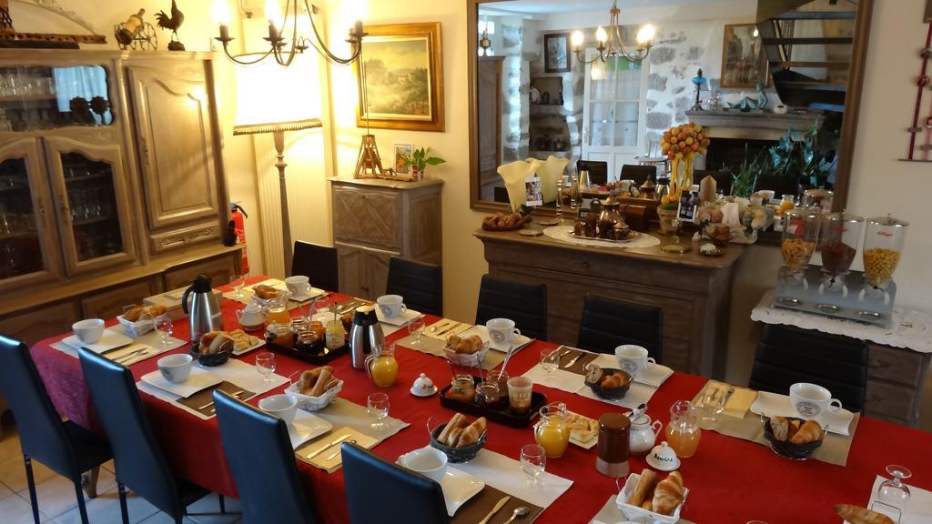 Logis Des Douves Bed & Breakfast Tiffauges Exterior photo